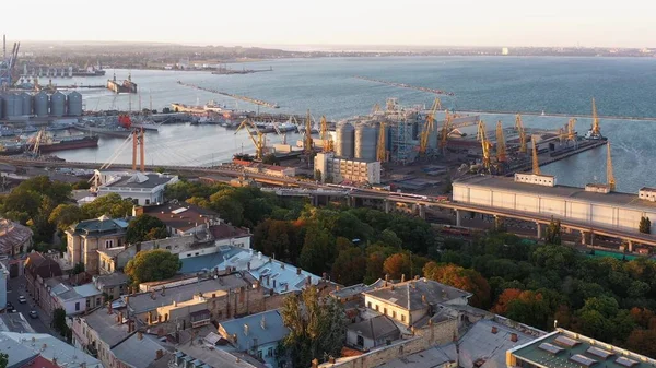 タワークレーンと海港の空中ドローンビュー ウクライナオデッサの街並み — ストック写真