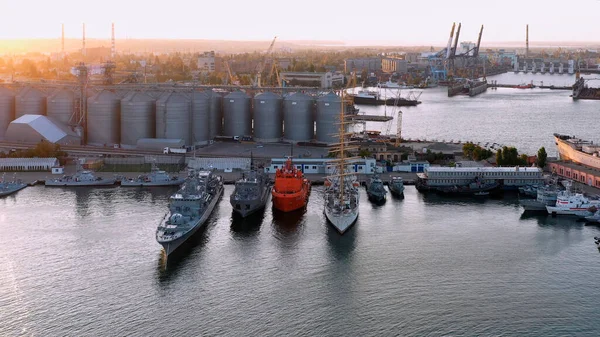 海港での軍事および観光船 日没の背景にある海洋インフラ — ストック写真