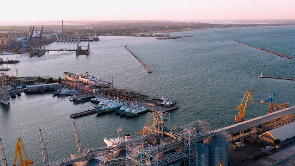 Industrial Port Ships Elevators Cranes Sea Bay — Zdjęcie stockowe