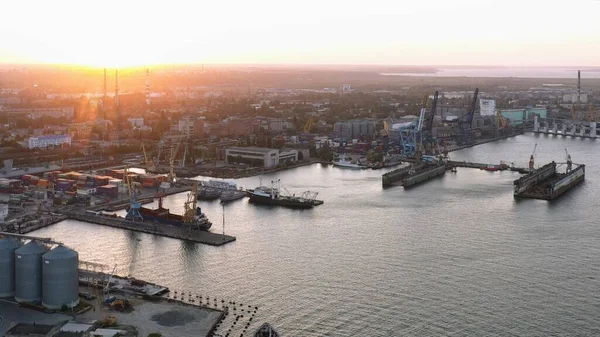 穀物ターミナルと都市の海港のドローンビュー 夕日の光 — ストック写真