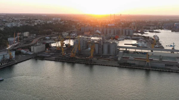Port Morski Dźwigami Wieżowymi Terminalami Zbożowymi Wieczorne Światło Zachodu Słońca — Zdjęcie stockowe