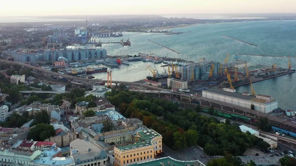 敖德萨市海港的空中景观 从上面看城市的不毛之地 — 图库照片