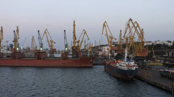 Nákladní Tankery Jeřáby Přístavu Odesa Průmyslové Prostředí Soumračné Obloze — Stock fotografie