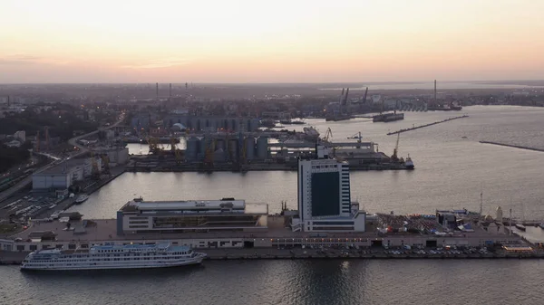 海港と夜の都市景観 オデッサホテルとクルーズ船 — ストック写真