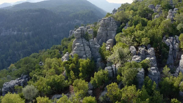Spektakulære Bjerglandskab Med Fantastiske Klippeformationer Grønne Skove Udsigt Fra Oven - Stock-foto