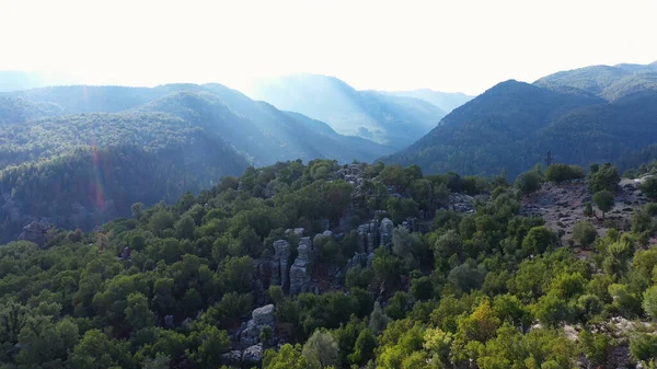 Luftpanoramaudsigt Skovklædte Bjergskråninger Med Klippeformationer Spektakulær Natur Baggrund - Stock-foto