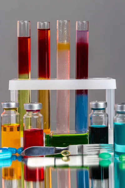 Provette Bottiglie Con Vari Liquidi Colorati Laboratorio Scientifico Medicina Reserarch — Foto Stock