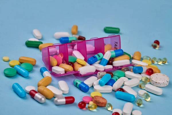 Фіолетові Пластикові Таблетки Організатор Купа Різних Таблеток Медицина Синьому Фоні — стокове фото