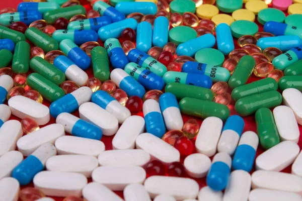 Bir Sürü Renkli Ilaç Hap Çeşitli Rengarenk Uyuşturucu Yığınları — Stok fotoğraf