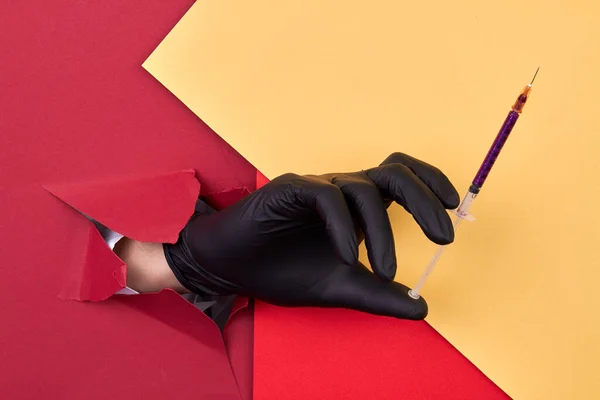 Elinde Mor Simli Kozmetik Şırınga Tutan Siyah Eldivenli Bir Kırmızı — Stok fotoğraf