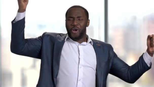 黒人アフリカ系アメリカ人ビジネスマンの喜びとお祝い スローモーション 企業イベント中にオフィスで楽しむ — ストック動画