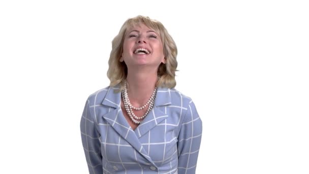 ブロンドの成熟したビジネス女性は ハード スローモーション笑っている 青いスーツの女性 白い隔離された背景 — ストック動画
