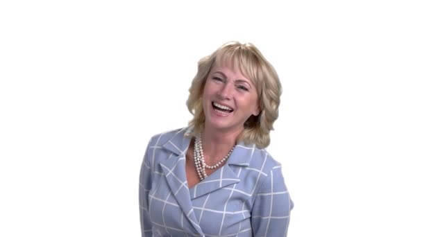 ブロンドの成熟したビジネス女性が大声で 遅い動きを笑っている 青いスーツの中年女性 白い隔離された背景 — ストック動画