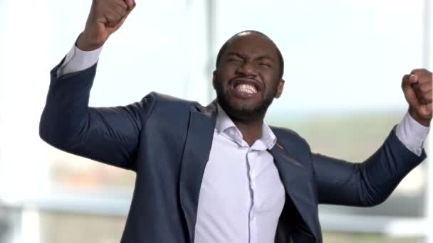 Zwarte Afrikaanse Man Pak Schreeuwend Blij Met Zijn Overwinning Binnenshuis — Stockvideo