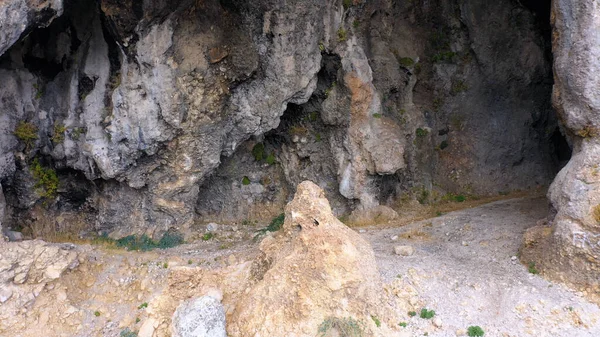 Stora Klippformationer Med Ett Hål Grottan Rocky Mountain Nära Håll — Stockfoto