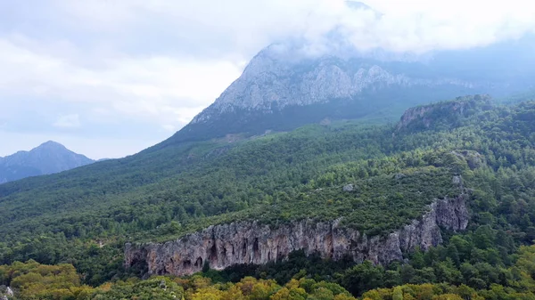 Luchtpanoramisch Uitzicht Bergvallei Een Mistige Ochtend Wilde Natuur Landschap — Stockfoto