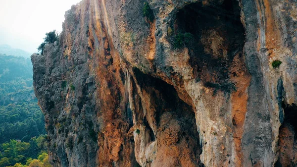 Geërodeerde Rotsachtige Klif Boven Groene Bergvallei Prachtige Geologische Formatie — Stockfoto
