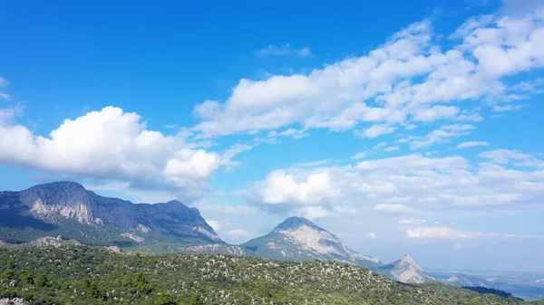 Scenic Zomer Natuur Landschap Groene Bergen Onder Blauwe Bewolkte Hemel — Stockfoto