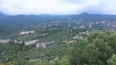 Dağ vadisi manzarası. İHA 'dan hava panoramik görüntüsü. Dağ vadisi köyünün üzerinde kayalık.