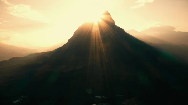 Dağ Zirvesinde Güzel Bir Güneş Işığı Bir Yaz Günü Dağların — Stok fotoğraf