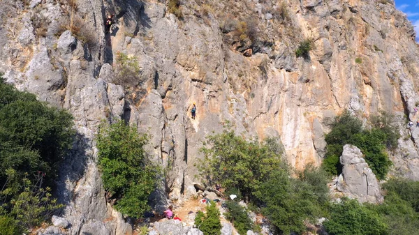 山の巨大な岩の崖 岩の上に女性登山 観光とアドベンチャーのコンセプト — ストック写真