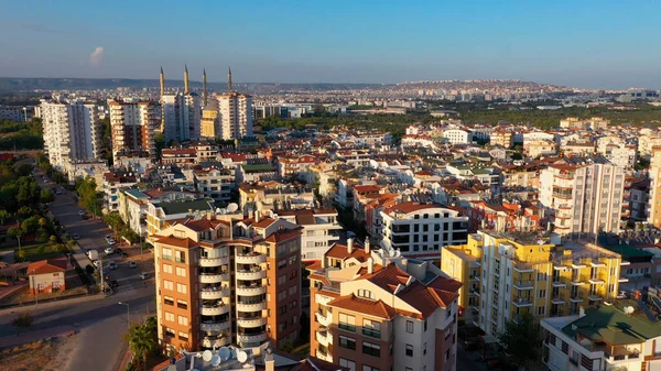 Konut binalarının gökyüzü manzarası. Modern Avrupa şehrinin sokakları ve daireleri. İnsansız hava aracından görüntüle.