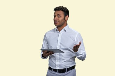 Tablet bilgisayar kullanan genç bir güneydoğu Asyalı. Aletli Hintli işadamı beyaza izole edilmiş..