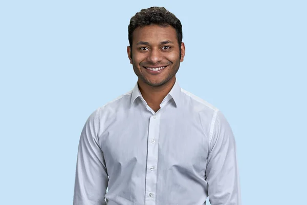 Porträt Eines Jungen Indischen Mannes Der Mit Zähnen Lächelt Vereinzelt — Stockfoto