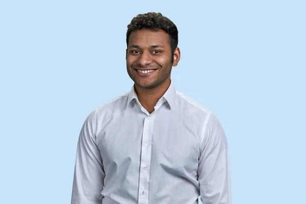 Porträt Eines Jungen Fröhlichen Indischen Mannes Der Mit Zähnen Lächelt — Stockfoto