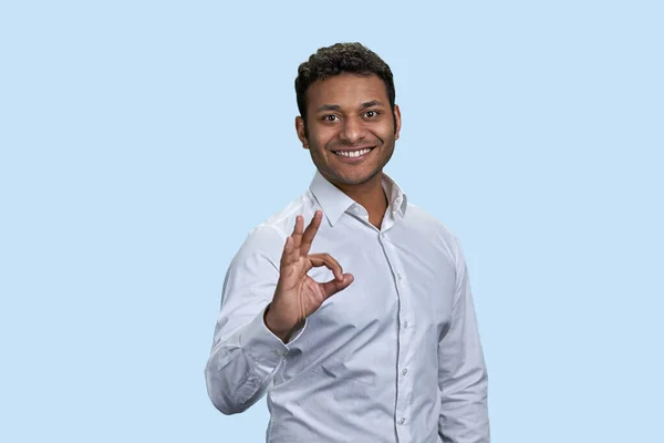 Glücklicher Indischer Junger Mann Zeigt Das Okay Zeichen Vereinzelt Auf — Stockfoto