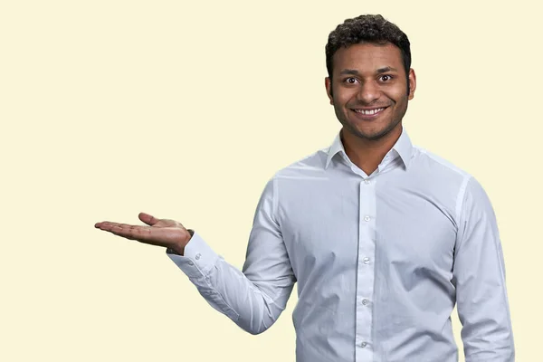 Aufgeregt Positiver Junger Indischer Mann Zeigt Kopierraum Werbeartikel Und Verkaufsrabatt — Stockfoto