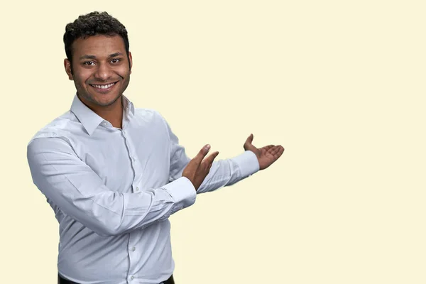 Porträt Eines Lächelnden Indischen Mannes Zeigt Kopierraum Hinter Ihm Isoliert — Stockfoto