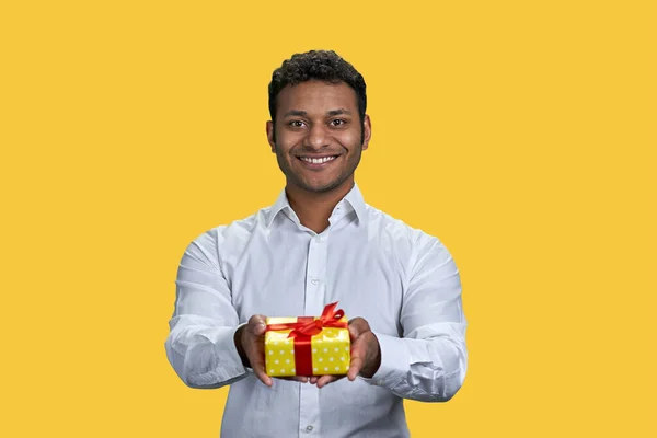 Retrato Joven Indio Dando Una Caja Regalo Tómalo Como Concepto — Foto de Stock