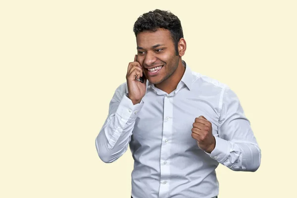 Porträtt Ung Indiansk Affärsman Som Pratar Telefon Isolerad Vit Bakgrund — Stockfoto