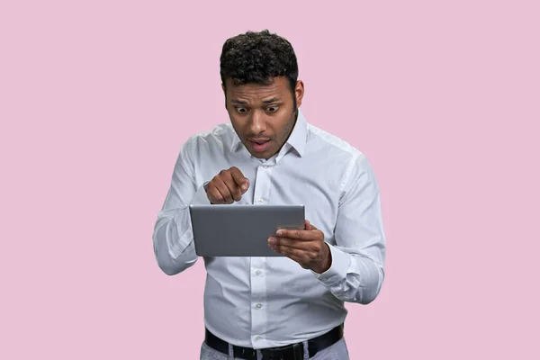 Hombre Indio Conmocionado Señalando Alguien Tableta Aislado Sobre Fondo Rosa — Foto de Stock