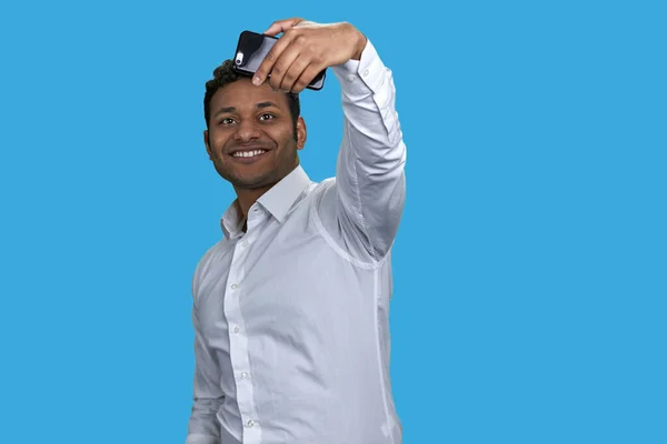 Porträt Eines Lächelnden Indischen Mannes Der Ein Selfie Mit Dem — Stockfoto