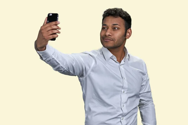 Brown Homme Indien Prend Selfie Aide Smartphone Jeune Homme Affaires — Photo