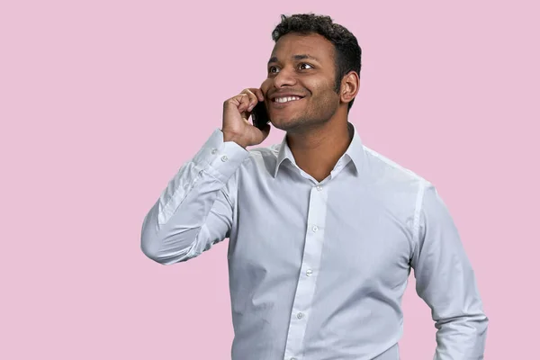 Porträtt Upphetsad Indian Man Talar Sin Smartphone Brun Ung Affärsman — Stockfoto