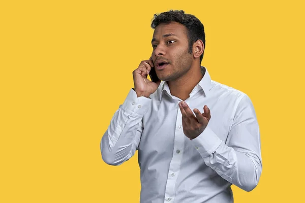 Jovem Empresário Indiano Falar Telefone Isolado Sobre Fundo Amarelo — Fotografia de Stock