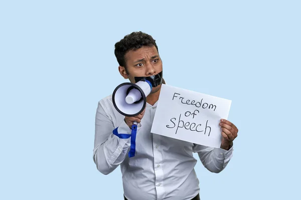 Ung Indian Man Med Megafon Och Yttrandefrihet Isolerad Blekblå Bakgrund — Stockfoto