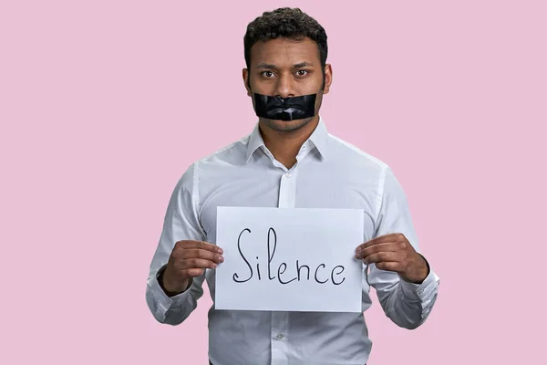 Uomo Indiano Marrone Che Tiene Foglio Carta Con Una Parola — Foto Stock