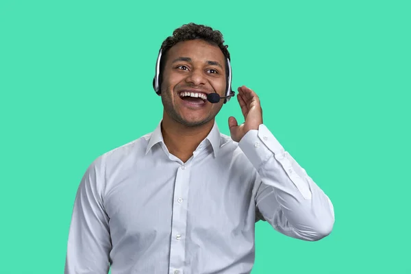 Portret Śmiejącego Się Młodego Indianina Słuchawkami Odizolowane Zielono — Zdjęcie stockowe