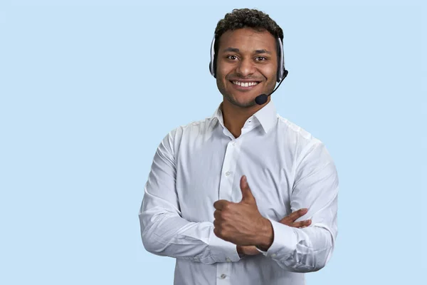 Retrato Joven Trabajador Soporte Cliente Sonriente Hombre Indio Con Auriculares — Foto de Stock
