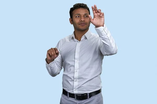 Porträt Eines Indischen Geschäftsmannes Der Fantasie Und Virtuellen Bildschirm Berührt — Stockfoto