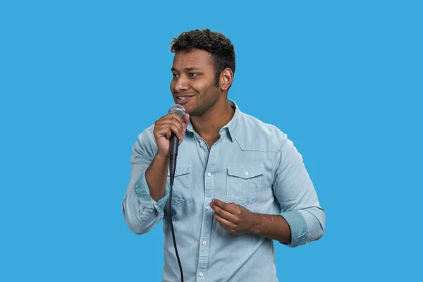 Een Jonge Indiaan Die Een Toespraak Houdt Met Een Microfoon — Stockfoto