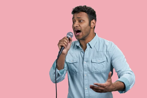 Retrato Joven Cantante Árabe Con Micrófono Aislado Sobre Fondo Rosa —  Fotos de Stock