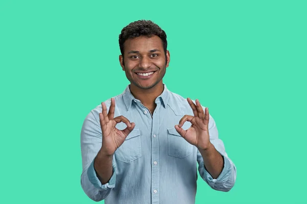 Junger Lächelnder Südasiatischer Mann Der Mit Beiden Händen Eine Gute — Stockfoto