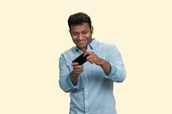Aufgeregt Fröhlichen Jungen Indischen Mann Gamer Spiel Mobilen Videospielen Isoliert — Stockfoto
