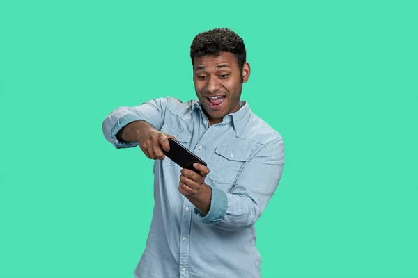 Jeune Homme Indien Excité Jouant Jeu Vidéo Sur Téléphone Portable — Photo