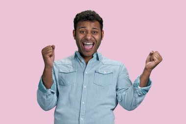 Hevesli, şaşkın Hintli ya da Arap adam başarıya sevinir. Beyaz arkaplanda izole.